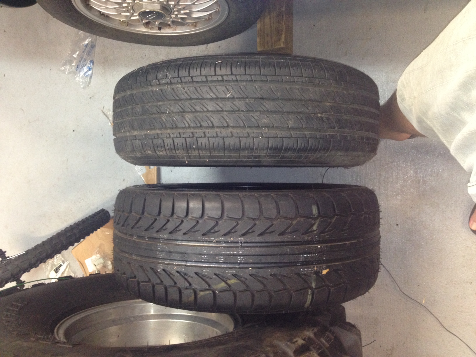 factory 10v tire vs. 225 45 17.JPG